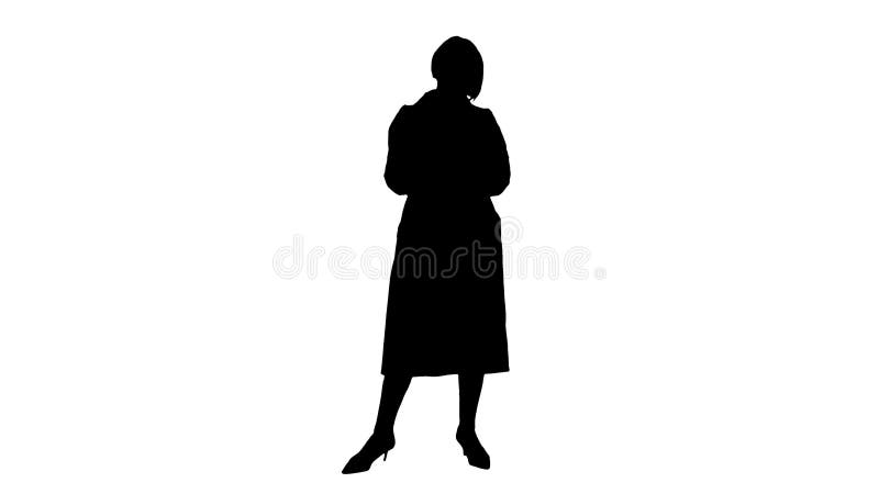 Silueta alegre dama mayor en rosa trench coat usando su smartphone. ilustración del vector