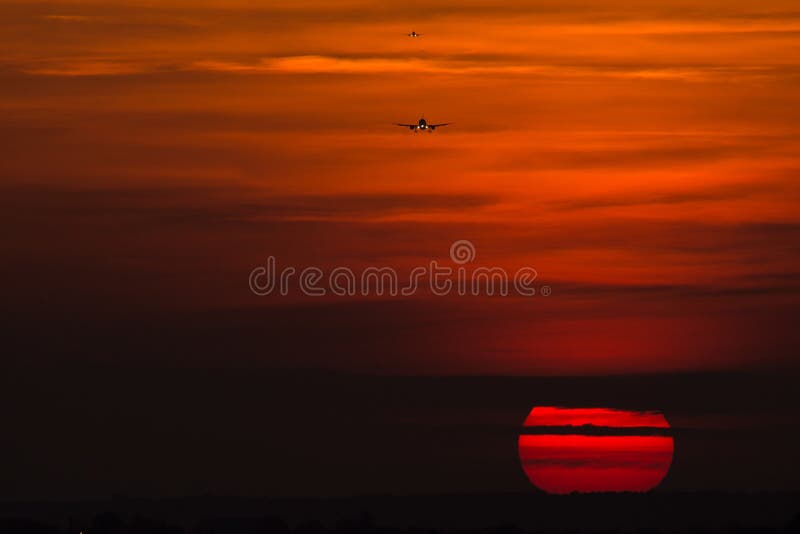 Silueta de dos aeroplanos de Airbus en el sol, aterrizando imagen de archivo Silueta de dos aeroplanos de Airbus en el sol, aterrizando imagen de archivo