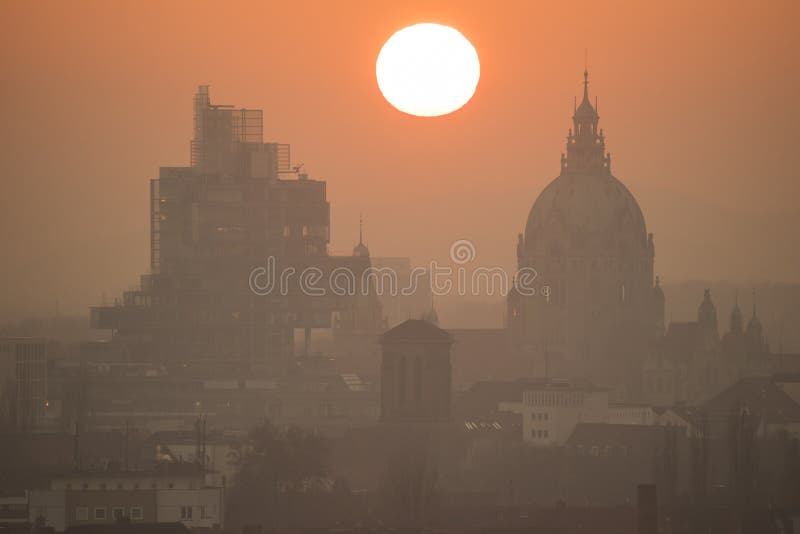 Silueta de Hannover en niebla de la tarde del verano en la puesta del sol foto de archivo libre de regalías Silueta de Hannover en niebla de la tarde del verano en la puesta del sol foto de archivo libre de regalías