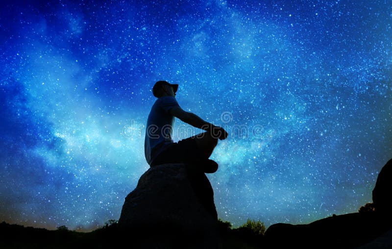 Silueta de hombre sentado y practicando al aire libre hace meditación de yoga fotografía de archivo libre de regalías
