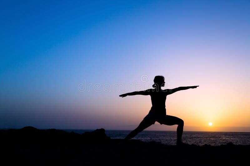 Silueta de la actitud de la yoga del entrenamiento de la mujer fotografía de archivo Silueta de la actitud de la yoga del entrenamiento de la mujer fotografía de archivo