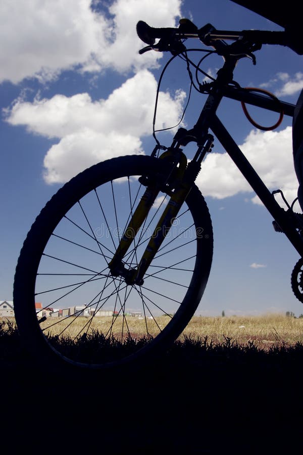 Silueta de la bicicleta imágenes de archivo libres de regalías Silueta de la bicicleta imágenes de archivo libres de regalías