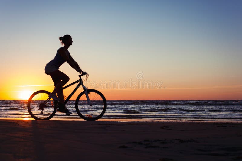 silueta-de-la-bicicleta-deportiva-del-montar-caballo-mujer-en-fondo-multicolor-puesta-sol-joven-el-playa-imagen-horizontal-148563149.jpg