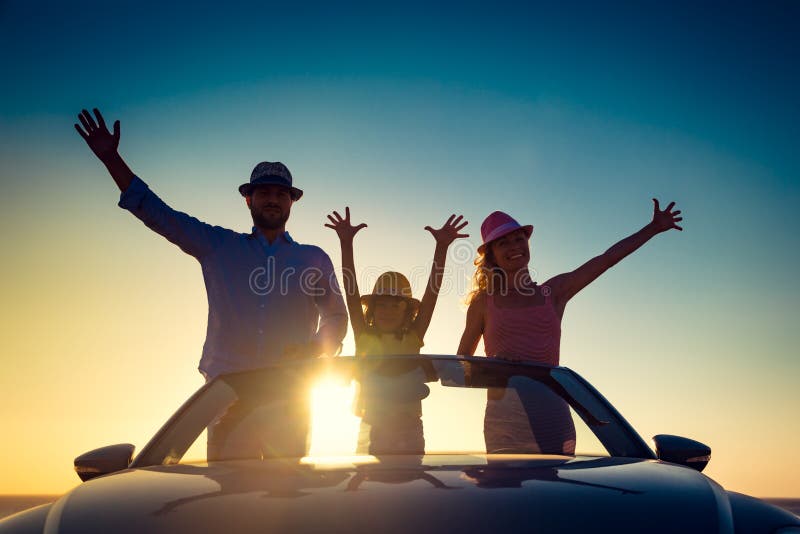 Silueta de la familia feliz en la playa imágenes de archivo libres de regalías Silueta de la familia feliz en la playa imágenes de archivo libres de regalías