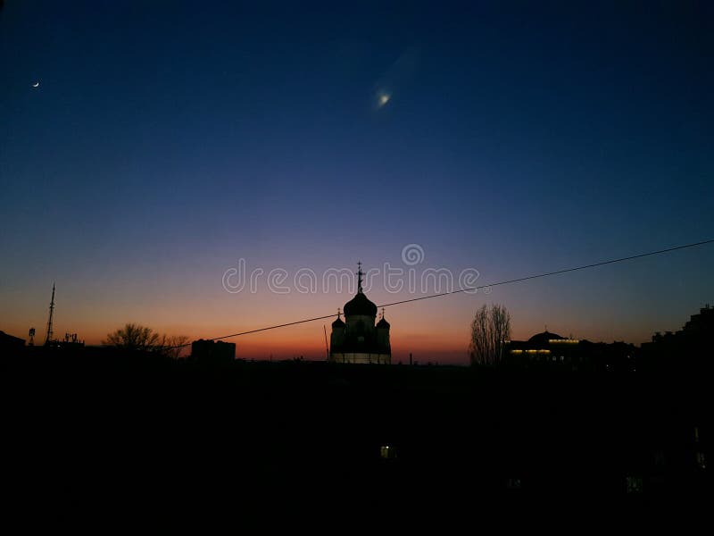 Silueta de la iglesia vieja en fondo del cielo nocturno y de la puesta del sol fotografía de archivo libre de regalías Silueta de la iglesia vieja en fondo del cielo nocturno y de la puesta del sol fotografía de archivo libre de regalías