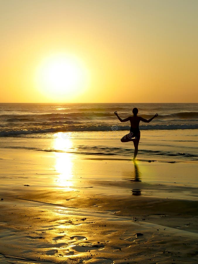 Silueta de la mujer irreconocible desconocida que se coloca en la yoga y la meditación practicantes de la agua de mar de la playa imagenes de archivo Silueta de la mujer irreconocible desconocida que se coloca en la yoga y la meditación practicantes de la agua de mar de la playa imagenes de archivo