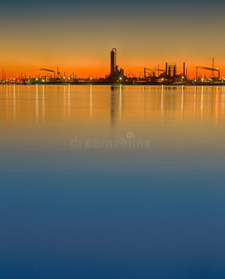 Silueta de la refinería de petróleo imagenes de archivo