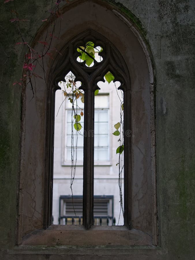 Silueta de la ventana gótica en St Dunstan en el este, Londres imagenes de archivo Silueta de la ventana gótica en St Dunstan en el este, Londres imagenes de archivo