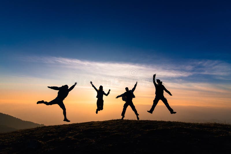 Silueta de los amigos que saltan en la puesta del sol para la felicidad, la diversión y el te imagen de archivo libre de regalías Silueta de los amigos que saltan en la puesta del sol para la felicidad, la diversión y el te imagen de archivo libre de regalías