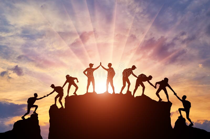 Silueta de los escaladores que subieron al top de los gracias de la montaña a la ayuda mutua y al trabajo en equipo Silueta de los escaladores que subieron al top de los gracias de la montaña a la ayuda mutua y al trabajo en equipo