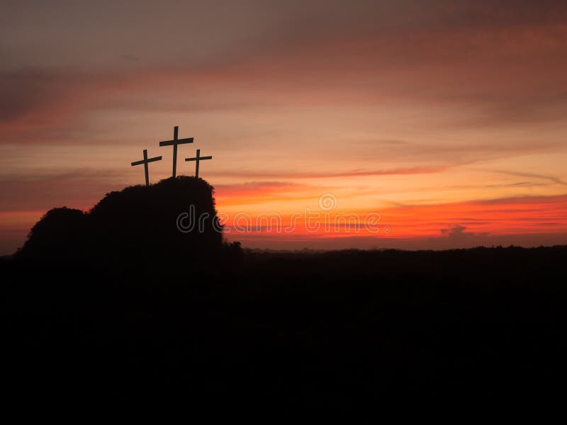 Silueta de tres cruces en la colina en la puesta del sol Crucifixión de la religión de Jesus Christ foto de archivo libre de regalías Silueta de tres cruces en la colina en la puesta del sol Crucifixión de la religión de Jesus Christ foto de archivo libre de regalías