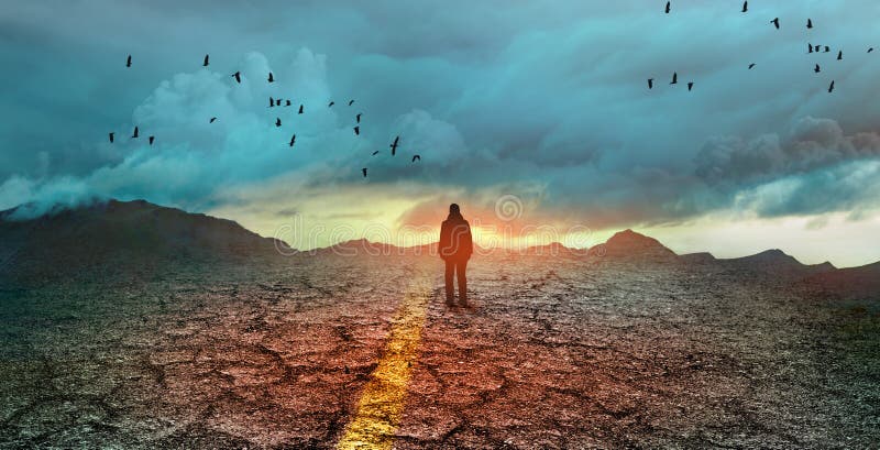 Silueta de un hombre sobre el concepto de la carretera de la incertidumbre y la oscuridad del futuro foto de archivo libre de regalías