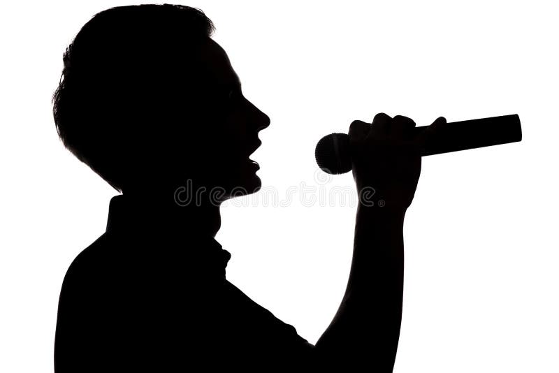 Silueta de un hombre talentoso joven que canta en un microphon fotos de archivo Silueta de un hombre talentoso joven que canta en un microphon fotos de archivo