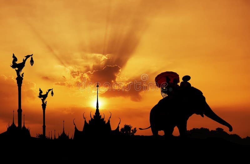 Silueta del elefante con el templo fotografía de archivo libre de regalías Silueta del elefante con el templo fotografía de archivo libre de regalías
