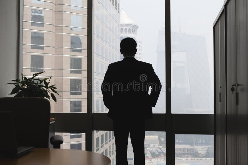 Silueta del hombre de negocios de pensamiento imagen de archivo Silueta del hombre de negocios de pensamiento imagen de archivo