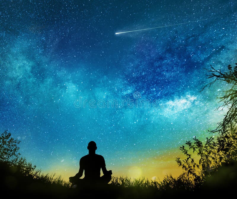 Silueta del hombre practicando al aire libre por la noche imagen de archivo