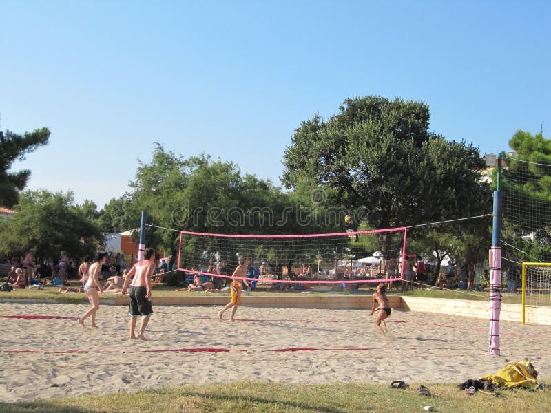 Silueta del jugador de voleibol de playa en la playa en puesta del sol Croacia 23 de julio de 2010 imagen de archivo libre de regalías Silueta del jugador de voleibol de playa en la playa en puesta del sol Croacia 23 de julio de 2010 imagen de archivo libre de regalías