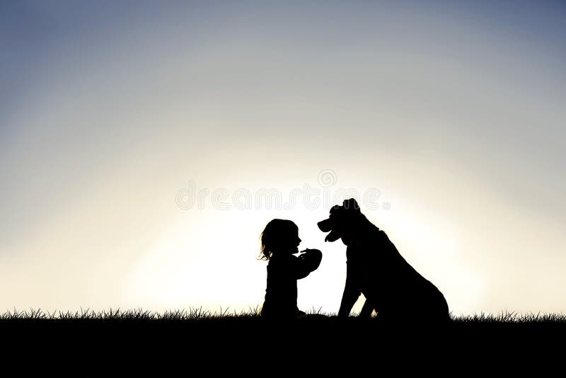 Silueta del pequeño niño dulce que se sienta afuera con su Loyal Family Pet Dog fotos de archivo Silueta del pequeño niño dulce que se sienta afuera con su Loyal Family Pet Dog fotos de archivo