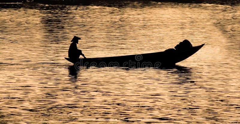 Silueta del pescador vietnamita fotografía de archivo Silueta del pescador vietnamita fotografía de archivo