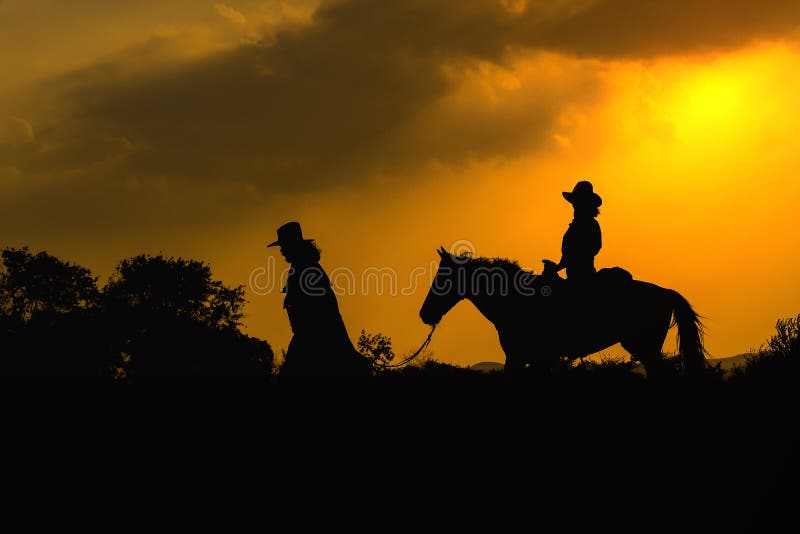 Silueta del vaquero en caballo durante puesta del sol agradable fotografía de archivo libre de regalías Silueta del vaquero en caballo durante puesta del sol agradable fotografía de archivo libre de regalías