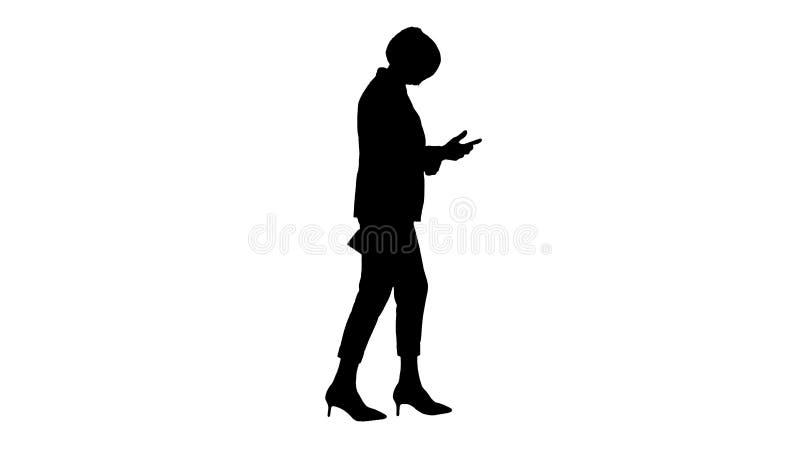 Silueta elegante anciana usando smartphone mientras caminaba. almacen de video
