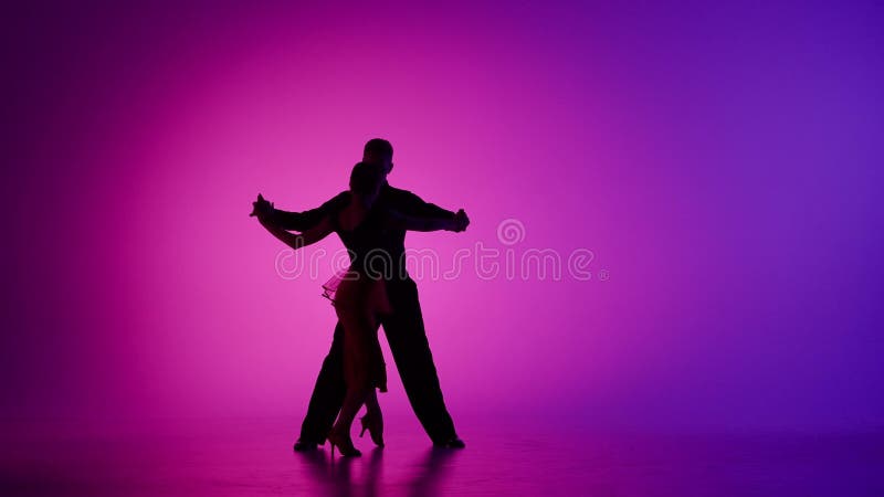 Silueta elegante pareja de baile de salón en fondo neón foco metrajes