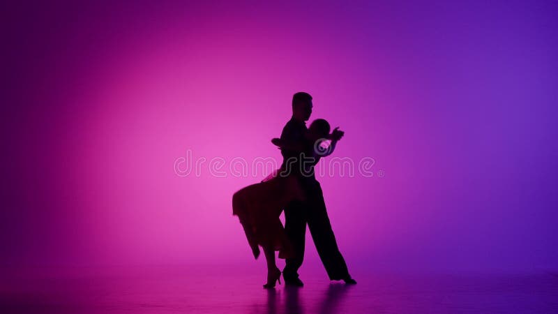 Silueta elegante pareja de baile de salón en fondo neón foco almacen de metraje de vídeo