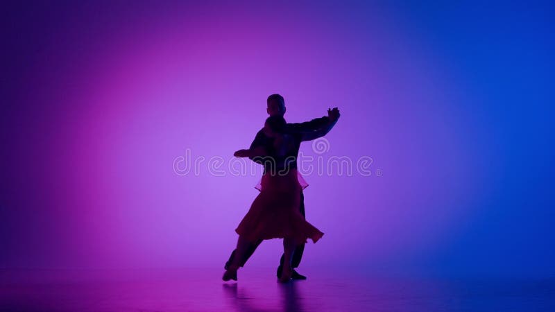 Silueta elegante pareja de baile de salón en fondo neón foco metrajes