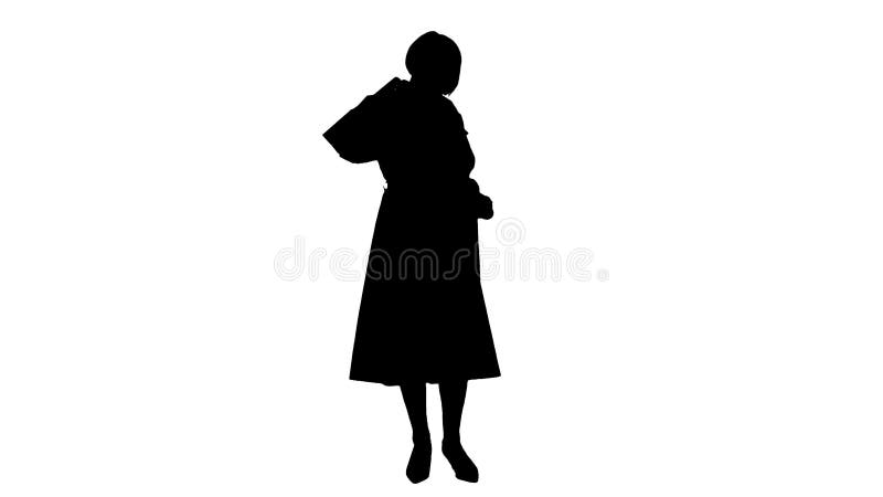 Silueta hermosa mujer senior en trench coat sosteniendo bolsas de la compra. almacen de metraje de vídeo