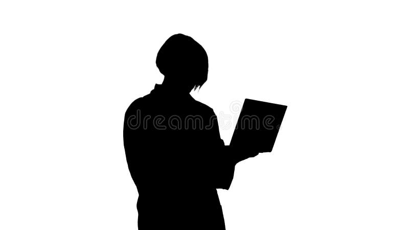 Silueta médico mujer de pie y trabajando en una computadora portátil. libre illustration