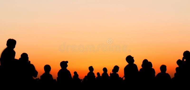 Siluetas de la gente que miran el cielo de la puesta del sol fotografía de archivo libre de regalías Siluetas de la gente que miran el cielo de la puesta del sol fotografía de archivo libre de regalías