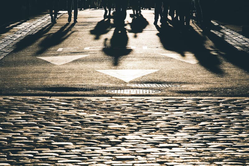 Siluetas y sombras de la gente en la calle foto de archivo libre de regalías Siluetas y sombras de la gente en la calle foto de archivo libre de regalías