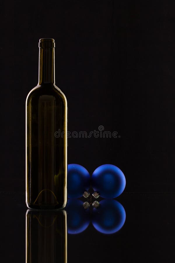 Siluete de sticle elegante de vin și decorațiuni de Crăciun stock image