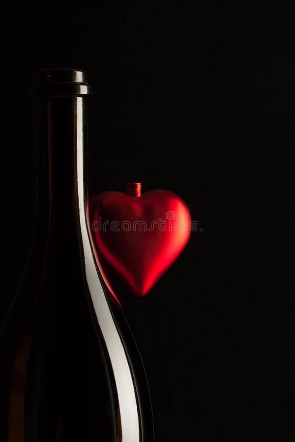Siluete din sticle elegante de vin cu inimă roșie royalty free stock photography