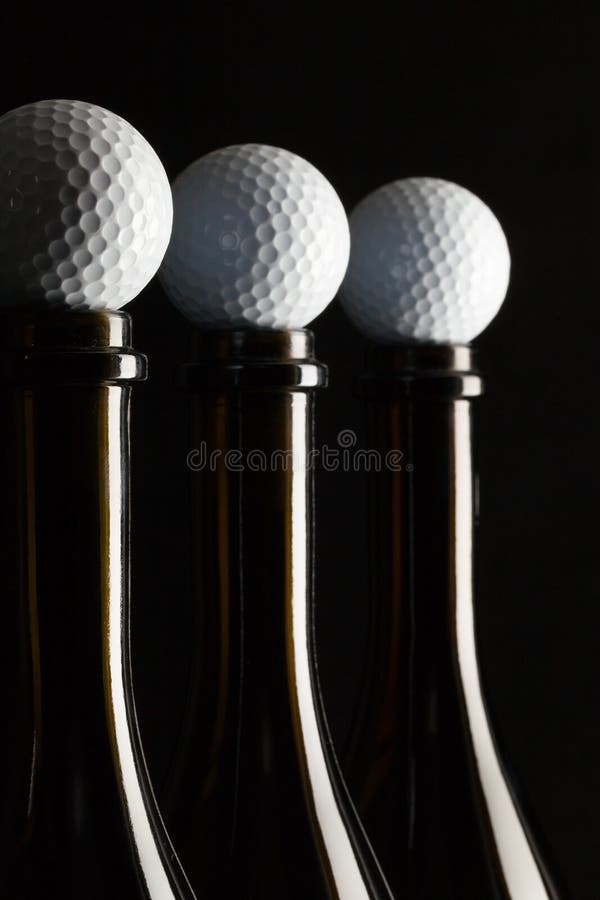 Siluete din sticle elegante de vin cu mingi de golf stock photography