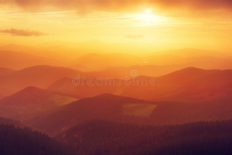 Siluete montane la apus stock photos