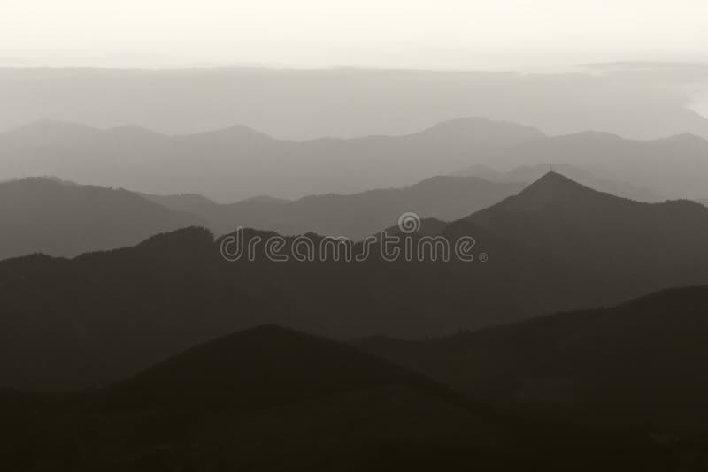 Siluete montane în alb-negru stock photos