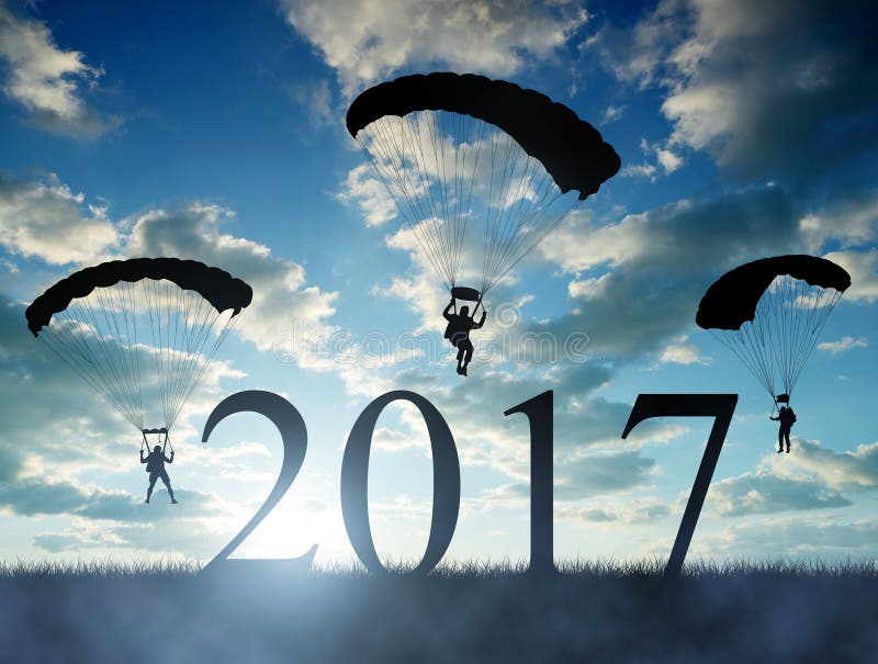 Siluetee el aterrizaje del paracaidista del skydiver adentro al Año Nuevo 2017 fotografía de archivo libre de regalías Siluetee el aterrizaje del paracaidista del skydiver adentro al Año Nuevo 2017 fotografía de archivo libre de regalías