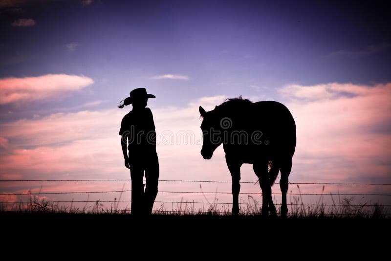 Siluetta del cavallo & del cowboy fotografia stock libera da diritti Siluetta del cavallo & del cowboy fotografia stock libera da diritti
