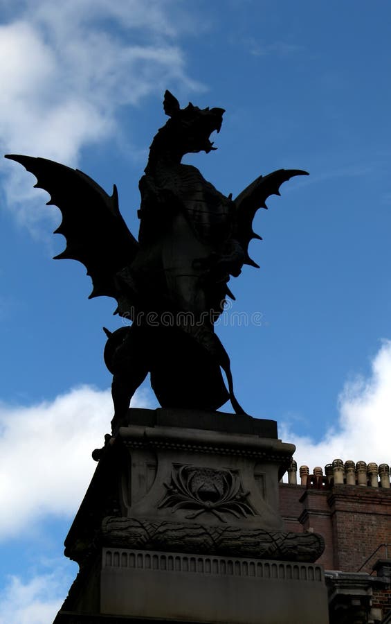 Siluetta del doccione a Londra Inghilterra immagini stock libere da diritti Siluetta del doccione a Londra Inghilterra immagini stock libere da diritti