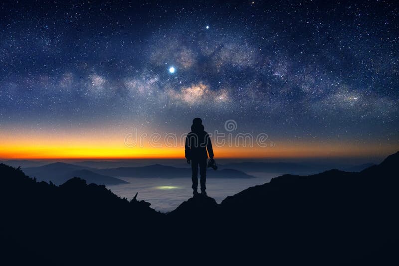 Siluetta del fotografo con il blackground della Via Lattea e della macchina fotografica fotografie stock libere da diritti Siluetta del fotografo con il blackground della Via Lattea e della macchina fotografica fotografie stock libere da diritti
