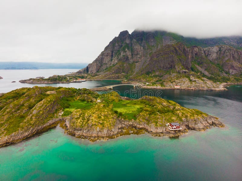Siluetta dell'uomo Cowering di affari Isole paesaggio, Norvegia di Lofoten immagine stock Siluetta dell'uomo Cowering di affari Isole paesaggio, Norvegia di Lofoten immagine stock