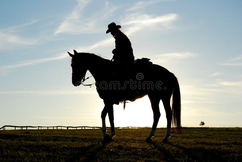 Siluetta dell'uomo e del cavallo immagine stock libera da diritti Siluetta dell'uomo e del cavallo immagine stock libera da diritti