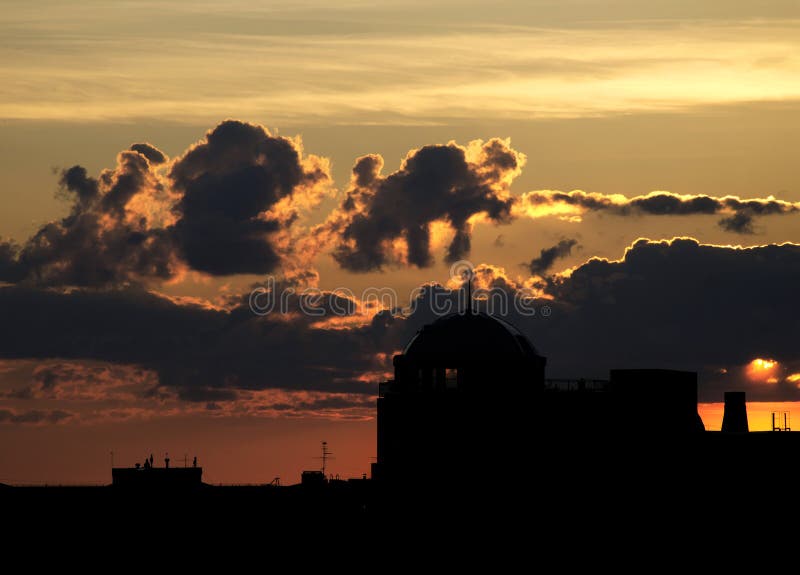 Siluetta della cupola della costruzione contro il cielo con differenti e nuvole sconosciute fotografia stock Siluetta della cupola della costruzione contro il cielo con differenti e nuvole sconosciute fotografia stock