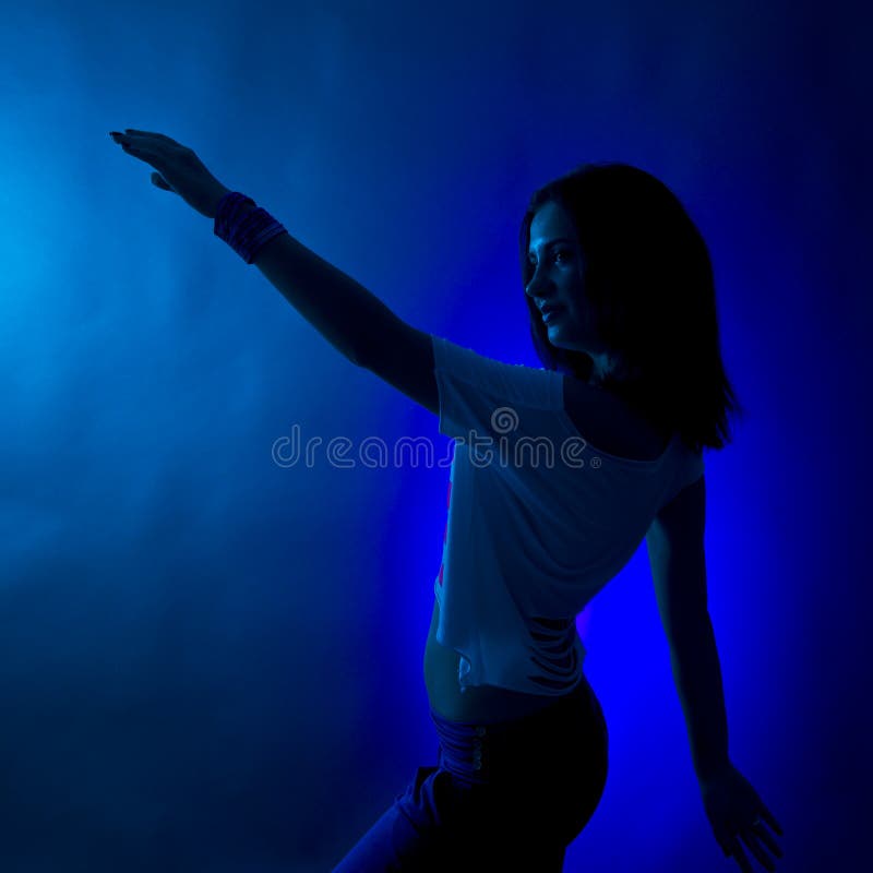 Siluetta della donna di dancing fotografia stock libera da diritti Siluetta della donna di dancing fotografia stock libera da diritti
