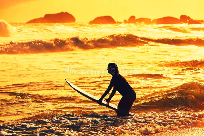 Siluetta della ragazza del surfista fotografia stock Siluetta della ragazza del surfista fotografia stock
