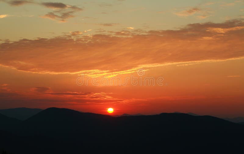Siluetta delle colline della montagna contro il tramonto fotografia stock Siluetta delle colline della montagna contro il tramonto fotografia stock