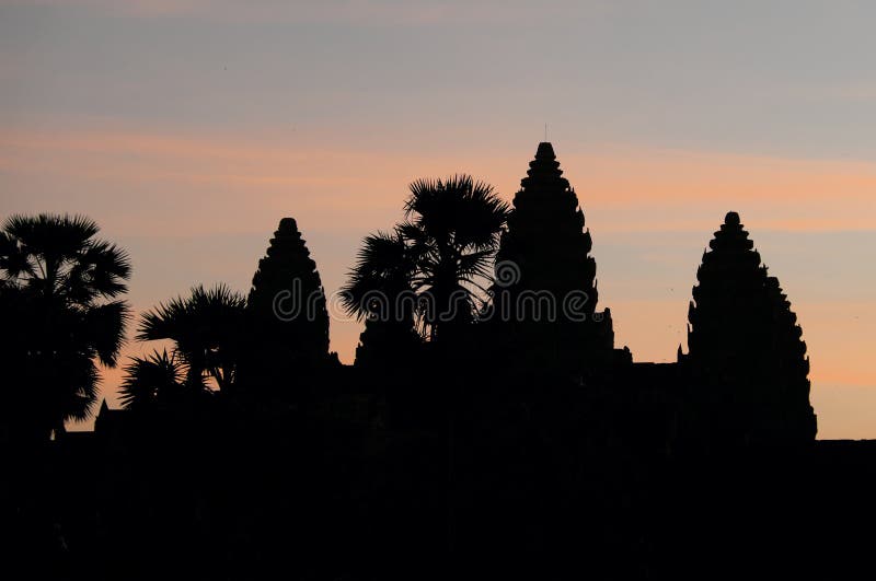 Siluetta delle torri del tempio di Angkor sui precedenti di bello cielo Attrazioni turistiche dell'Asia fotografie stock Siluetta delle torri del tempio di Angkor sui precedenti di bello cielo Attrazioni turistiche dell'Asia fotografie stock