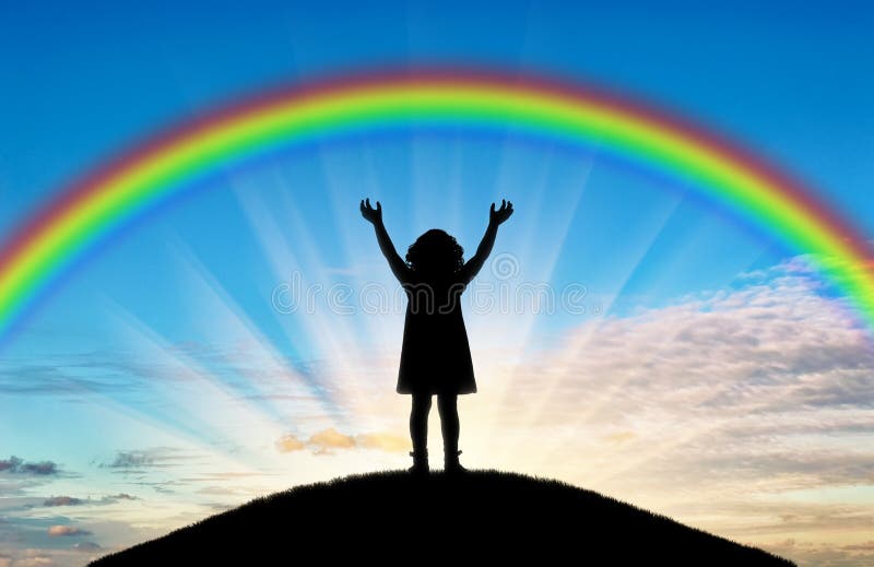“ Il logo della settimana ” 2nd sessione Siluetta-di-un-bambino-felice-della-bambina-con-le-armi-alzate-che-provano-toccare-l-arcobaleno-121858283