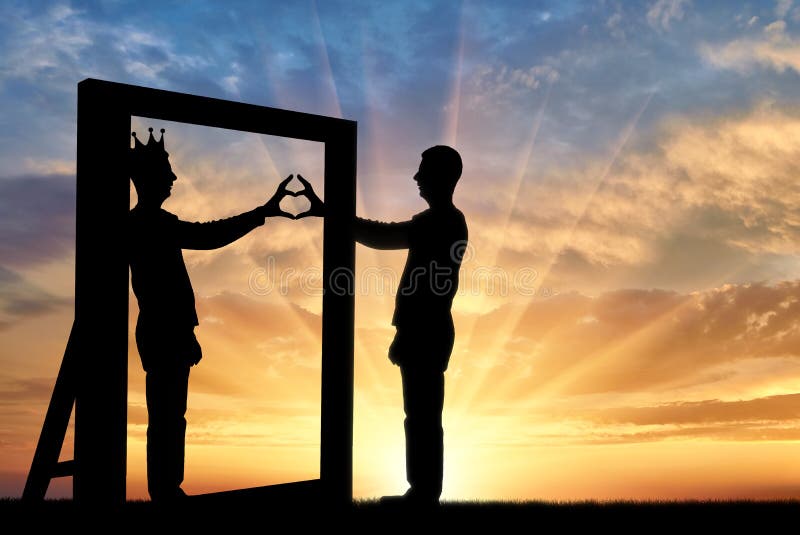 Siluetta di un uomo del narcisista e di un gesto di mano di un cuore nella riflessione nello specchio e nella corona sulla sua te